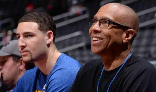 主队前场压 主队前场压